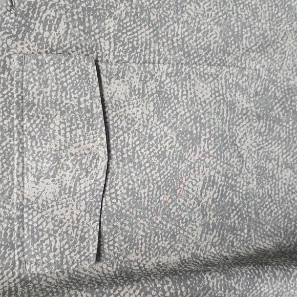 Athleta Zuma Printed Top V Neck High Low Size XS Women’s Viper Shadow Olive - Picture 10 of 15